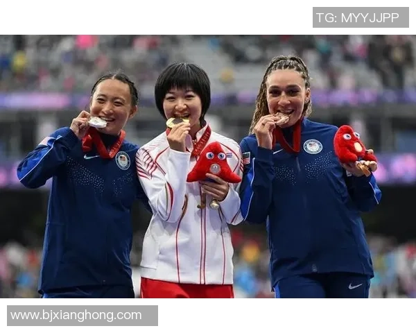 中国足球明星太太们的生活与风采揭秘：她们背后的故事与支持力量