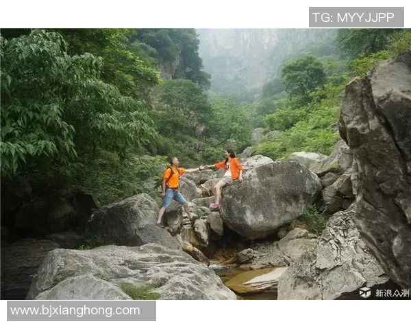 足球明星情侣共度夏日泳池时光甜蜜互动视频曝光引发热议